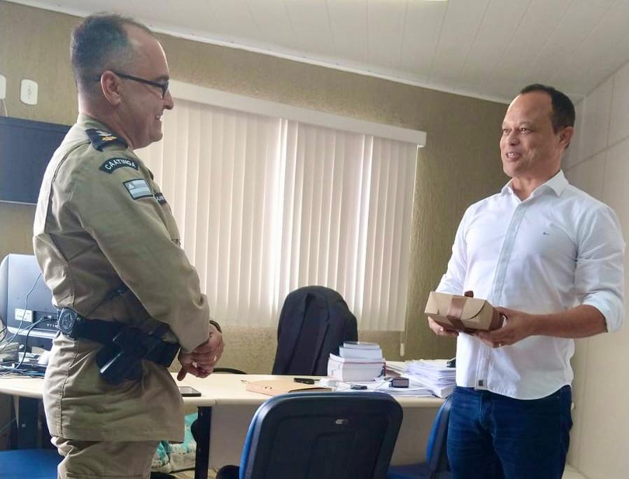 Delegado Moisés Damasceno recebe homenagem da PM - Foto: Divulgação  Delegado Moisés Damasceno recebe homenagem da PM - Foto: Divulgação