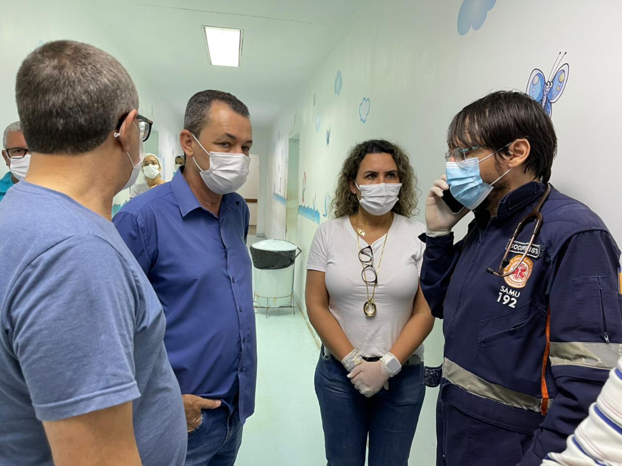 Prefeita conversa com socorrista e profissionais envolvidos no socorro das vtimas. (Foto: Divulgao)