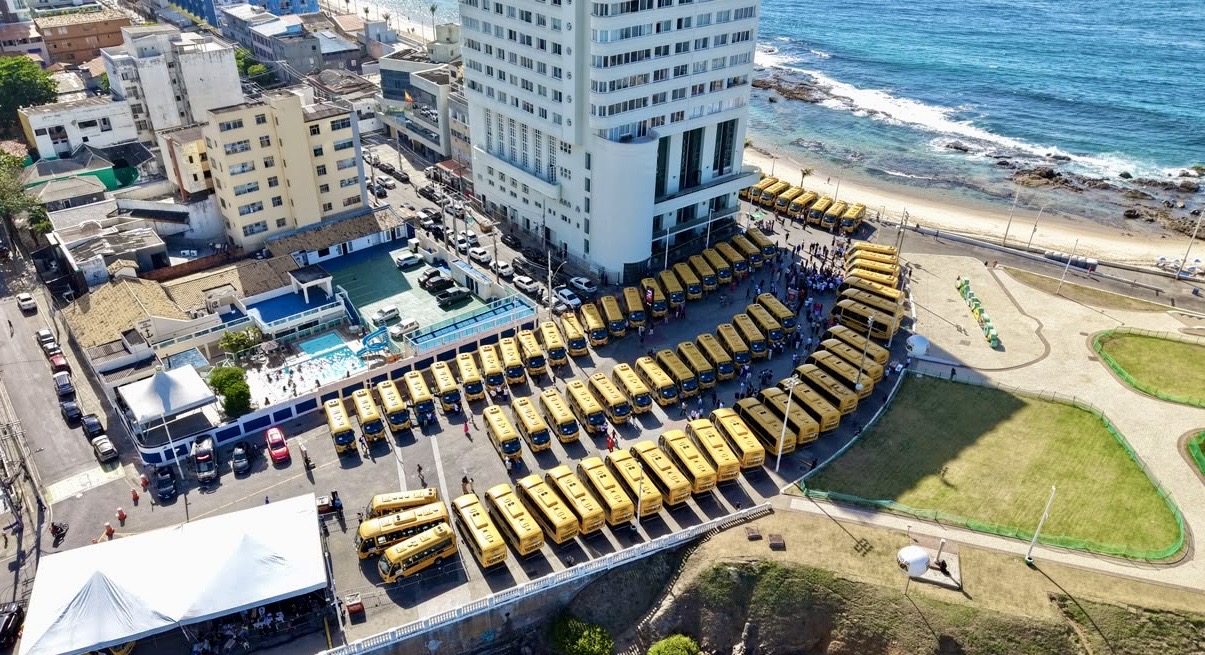 Deputada Cl�udia Oliveira viabiliza �nibus escolares para Eun�polis, Itabela e Guaratinga