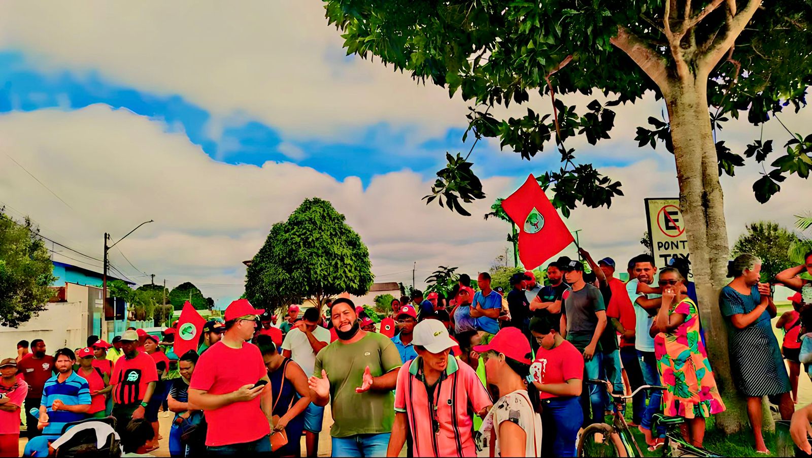 Grupo protesta contra despejo de 530 famlias de acampamento do MST em Itabela - (Foto: Divulgao)