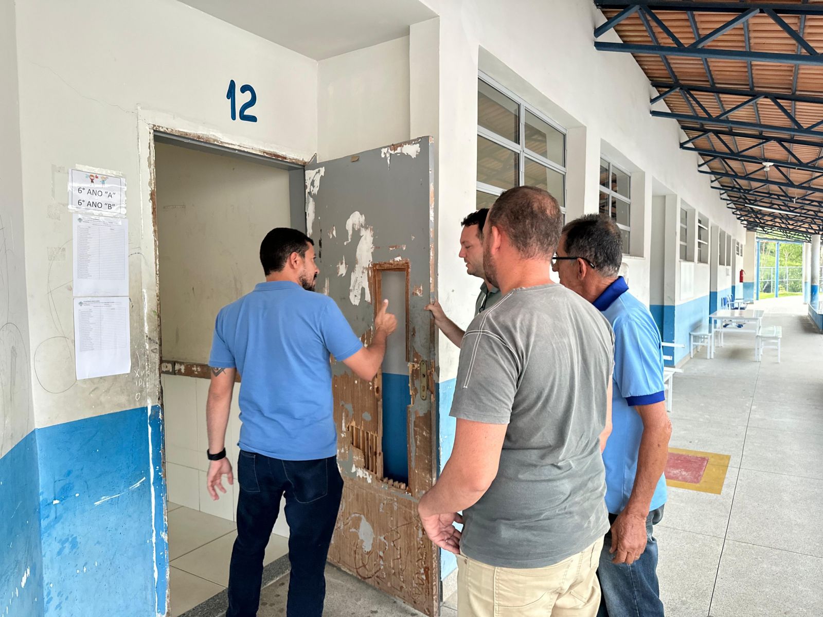 Prefeito visita escolas em Monte Pascoal e anuncia reparos nas unidades ap�s atos de vandalismo