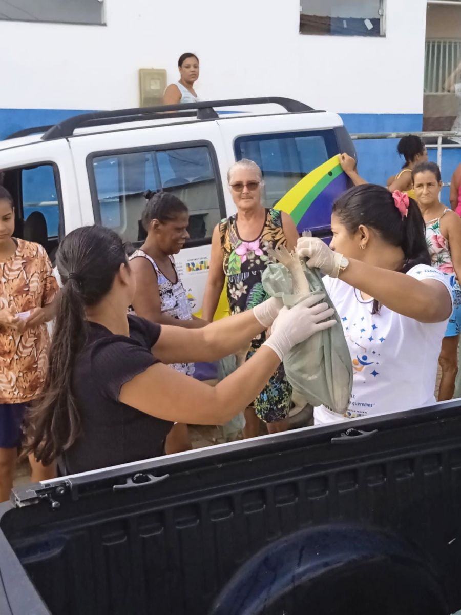 Famlias em vulnerabilidade social de Itabela recebem peixe da Semana Santa - (Foto: Divulgao)