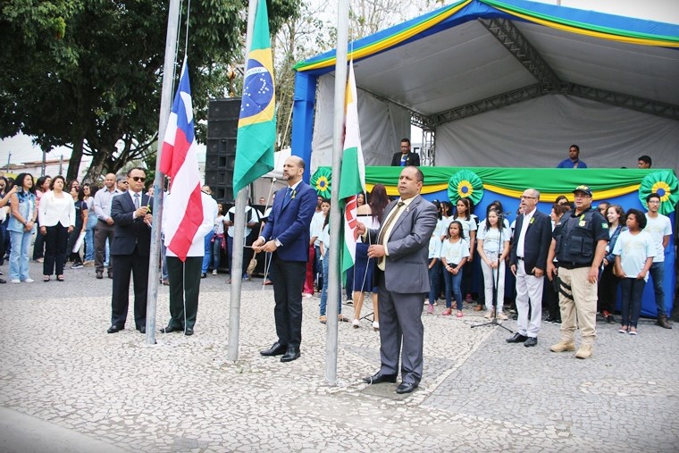 Prefeito Robério Oliveira participa do hasteamento das bandeiras do Município. (Foto: Devanir Manzolli e Tássio Loureiro)