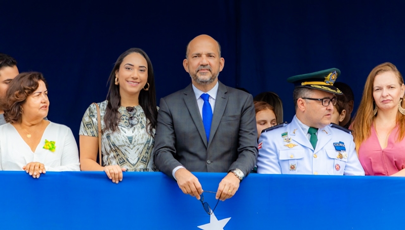 Prefeito Robrio Oliveira, acompanhou o desfile cvico ao lado da filha, Larissa Oliveira. (Foto: Divulgao)