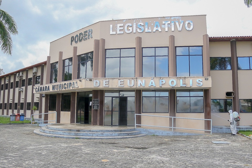 Prdio da Cmara de Eunpolis passa por desinfeco aps suspeita de covid-19. (Foto: Divulgao)