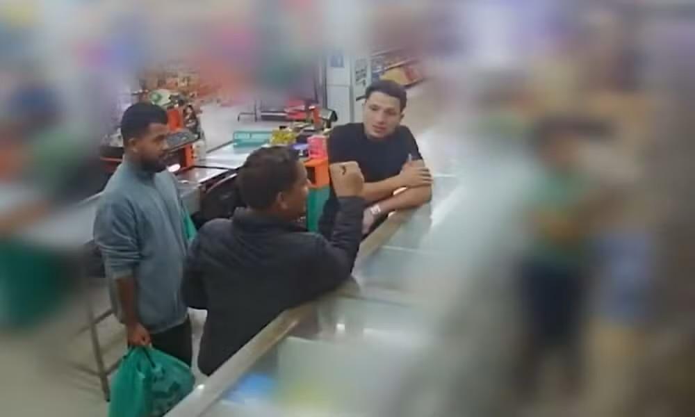 Cmera de segurana flagrou suspeitos com as vtimas na noite do crime, que aconteceu no dia 22 de agosto