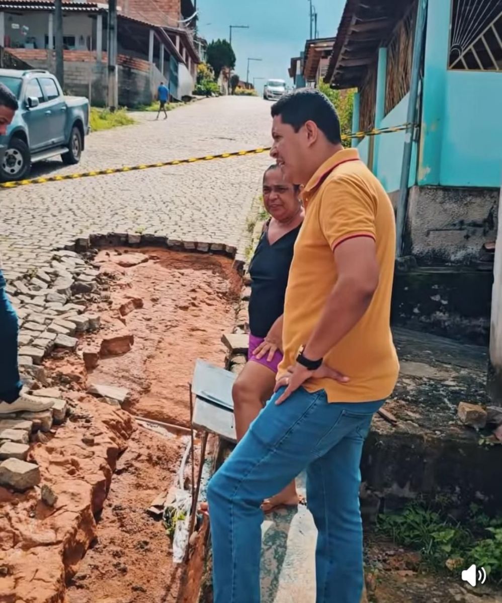 Prefeito Gandhi vistoria ruas e anuncia força-tarefa após fortes chuvas em Guaratinga Prefeito Gandhi vistoria ruas e anuncia força-tarefa após fortes chuvas em Guaratinga