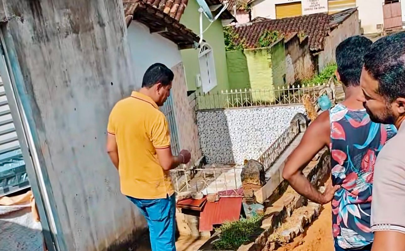 Prefeito Gandhi vistoria ruas e anuncia força-tarefa após fortes chuvas em Guaratinga Prefeito Gandhi vistoria ruas e anuncia força-tarefa após fortes chuvas em Guaratinga