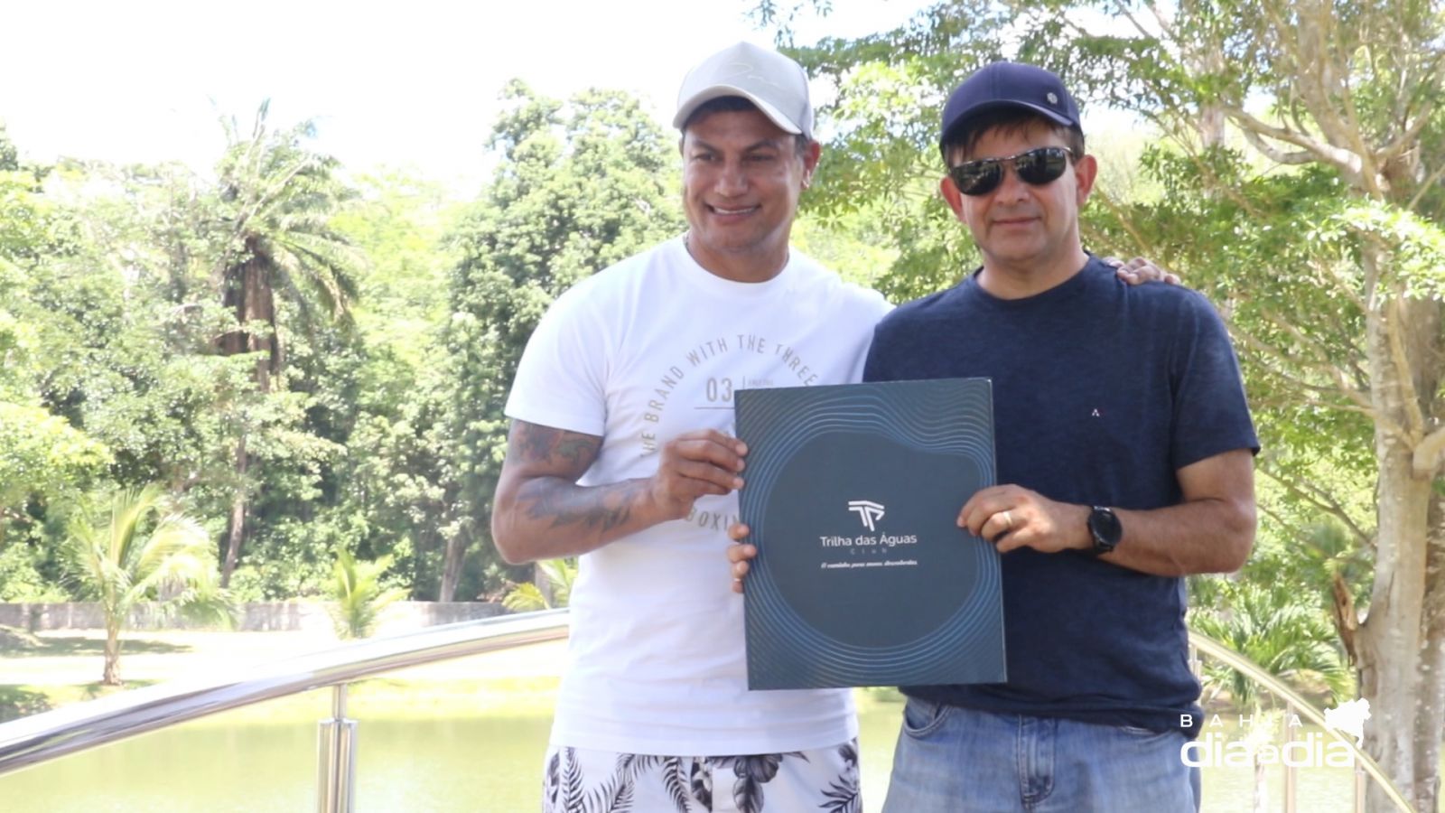 Tetracampeo mundial de boxe, Pop Freitas recebe o ttulo de scio do Clube de Campo Trilha das guas. (Foto: BAHIA DIA A DIA)