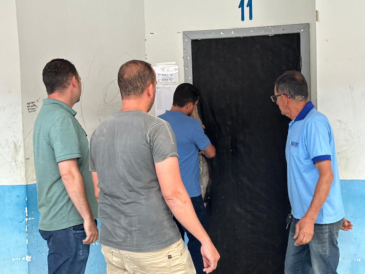 Prefeito visita escolas em Monte Pascoal e anuncia reparos nas unidades ap�s atos de vandalismo