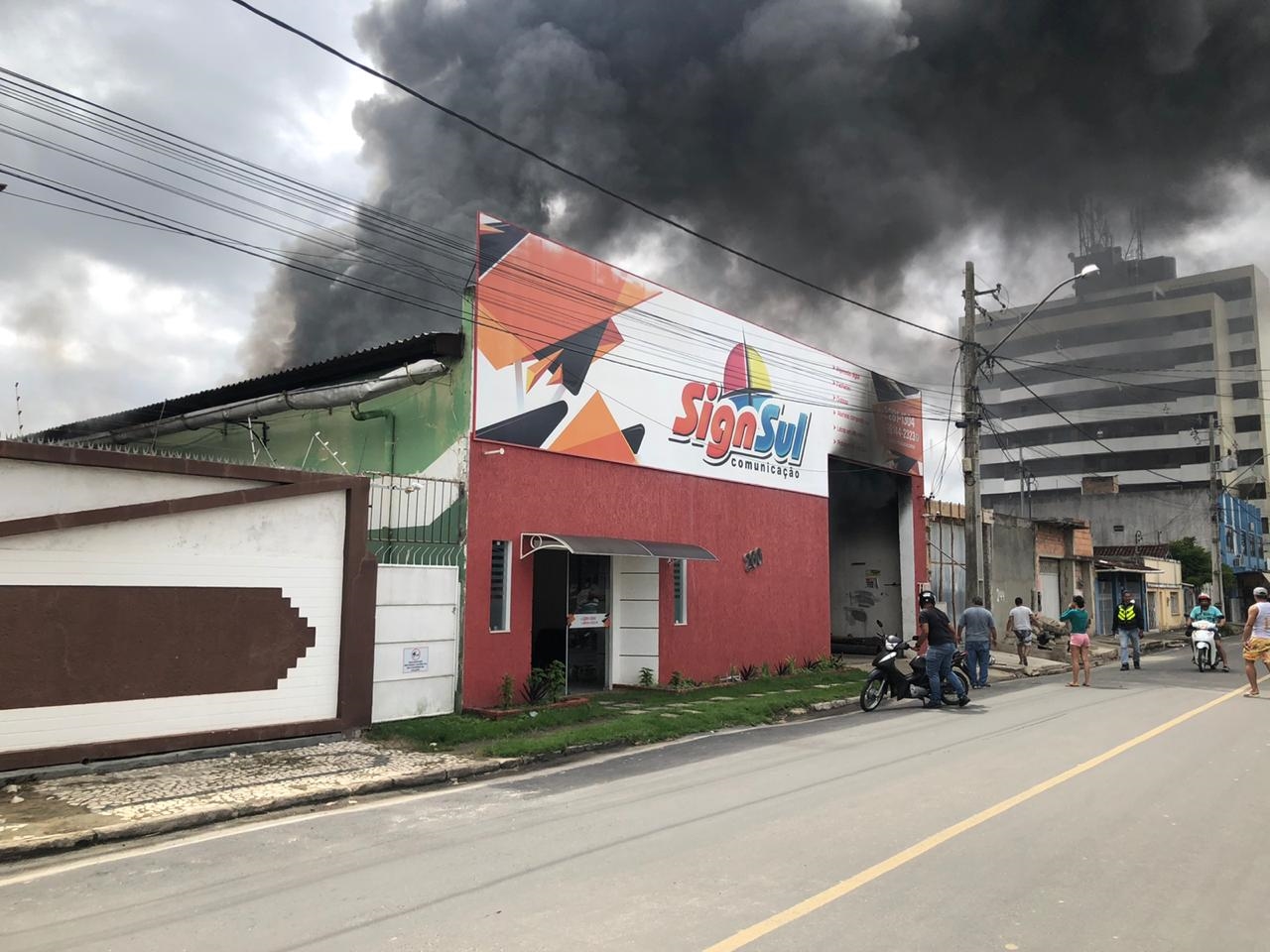 Incêndio atinge empresa Sign Sul no centro de Eunápolis. (Foto: BAHIA DIA A DIA)
