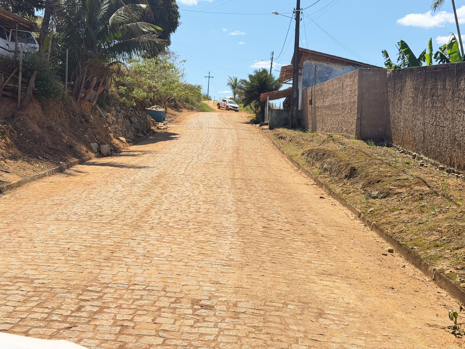 Prefeito Flauzino e vereadora Simone Sossai anunciam chegada de máquinas para pavimentação de Montinho Prefeito Flauzino e vereadora Simone Sossai anunciam chegada de máquinas para pavimentação de Montinho