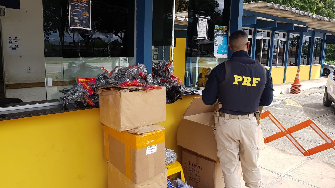 PRF apreende quase 6 mil produtos sem nota fiscal na BR-101 em Eunpolis. (Foto: Divulgao/PRF)