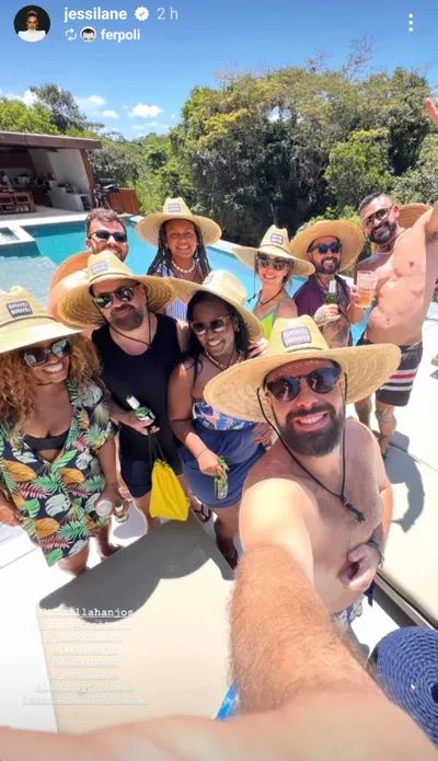Tiago Abravanel rene amigos para aniversrio em Trancoso - (Foto: Divulgao)