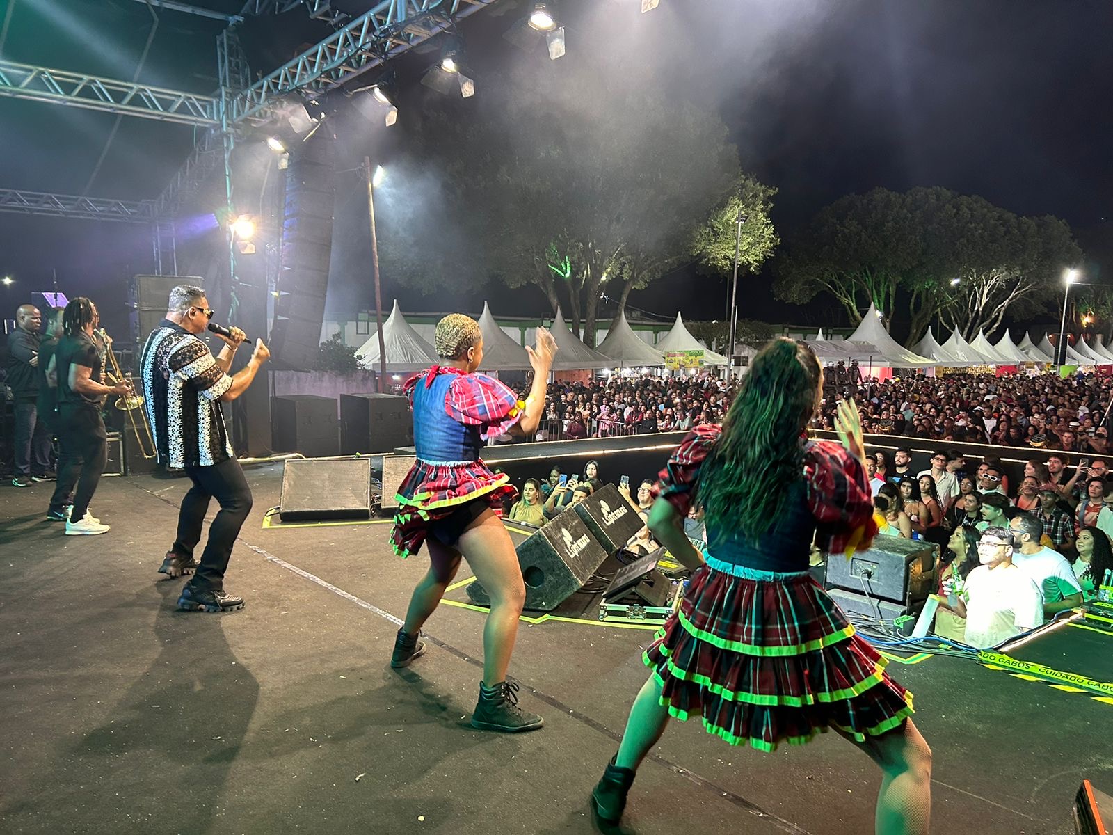Xandy Harmonia arrasta multido na Vila do Forr em Eunpolis - (Foto: Divulgao)