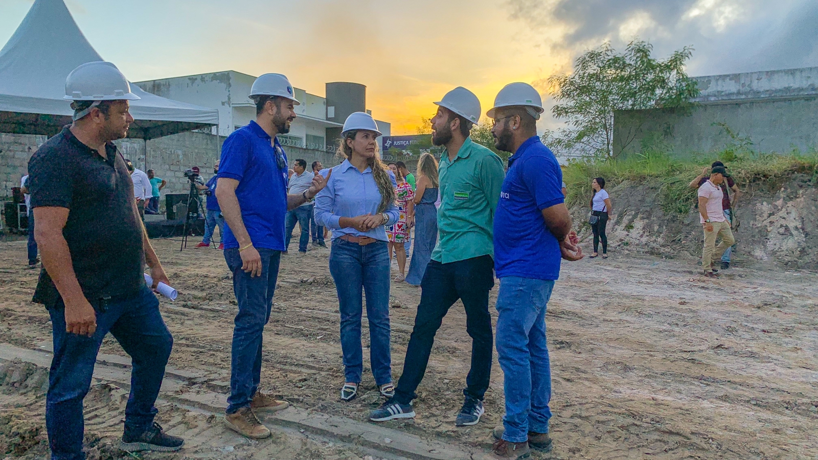 Prefeita Cordlia Torres assina ordem de servio para construo da moderna Escola Modelo do Dinah Borges - Foto: Divulgao 