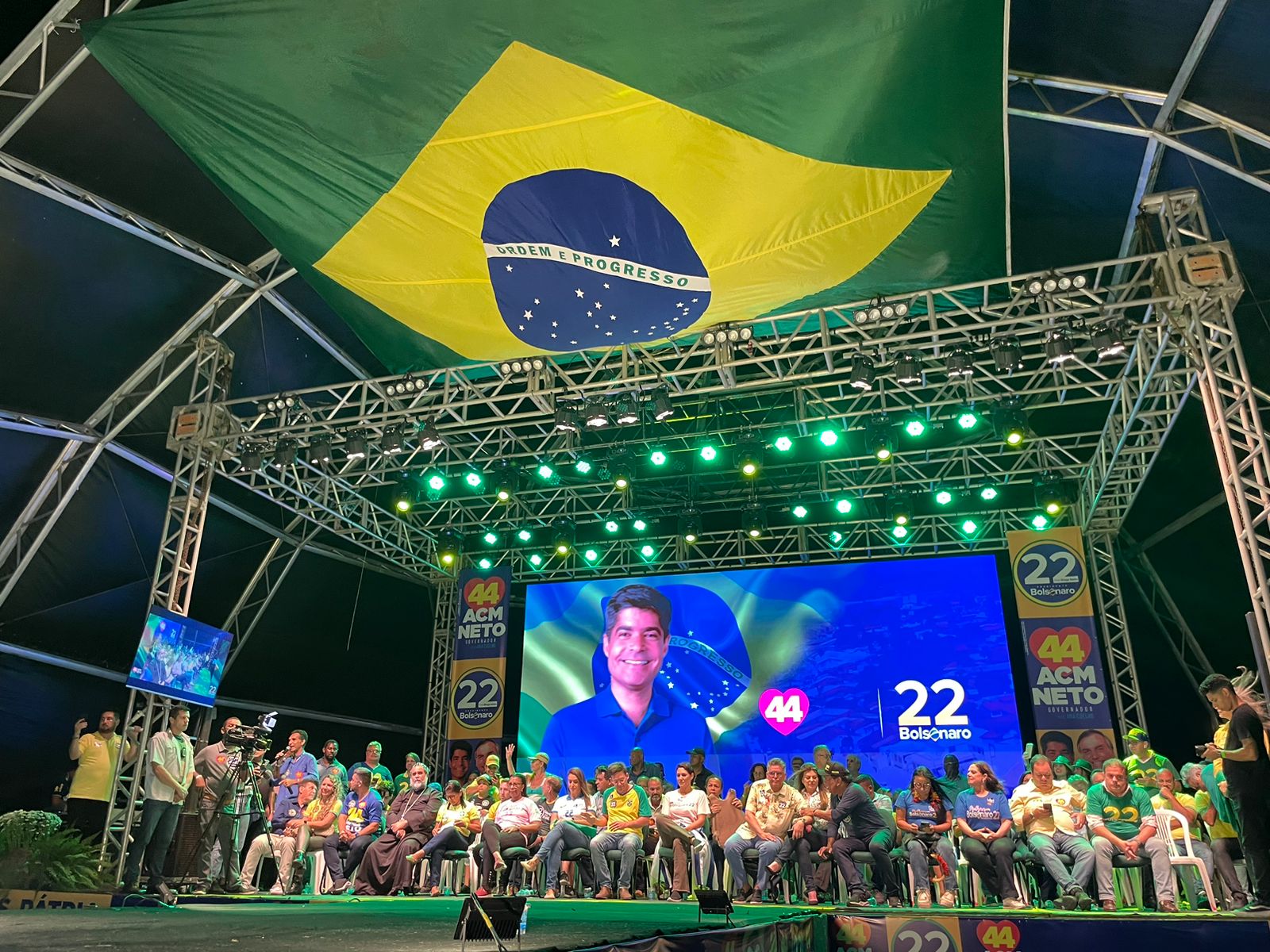 Ao lado da primeira-dama Michelle, Cordlia Torres participa de grande comcio pr-Bolsonaro