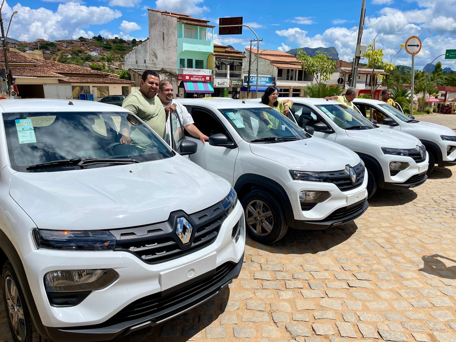 Prefeita Marlene Dantas entrega quatro carros 0km para Secretaria de Sade em Guaratinga - (Foto: Divulgao)