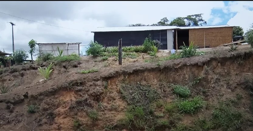 Chacina ocorreu em um barraco que fica s margens da BR-101, em Itabela. (Foto: BAHIA DIA A DIA) 