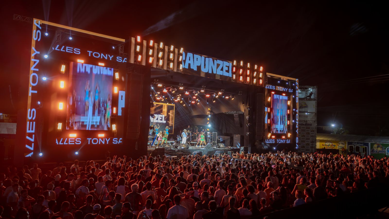 Axé e romantismo marcaram a primeira noite do Réveillon Axé Moi Axé e romantismo marcaram a primeira noite do Réveillon Axé Moi