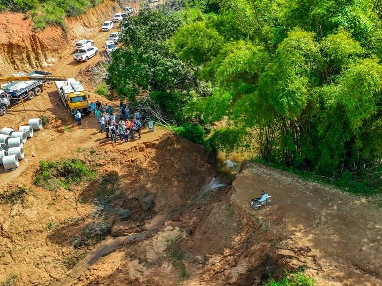 Prefeita Cordlia Torres assina ordem de servio para construo de pontes na zona rural - (Foto: Divulgao)