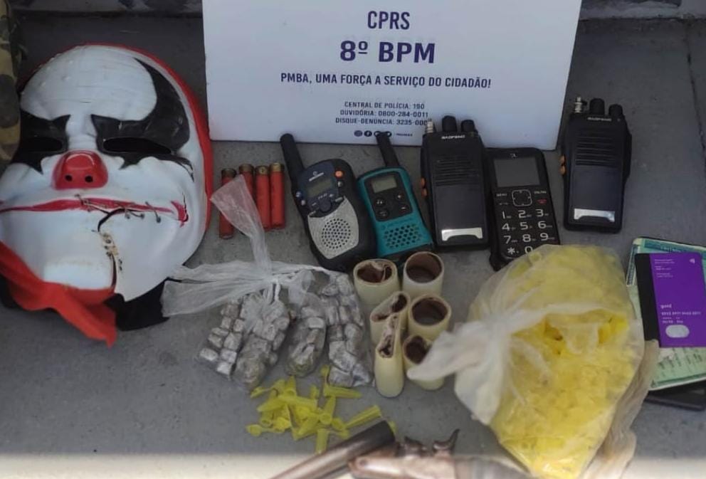 Com os suspeitos foram encontrados um revlver, rdios comunicadores e uma mscara de palhao |  Foto: Divulgao SSP