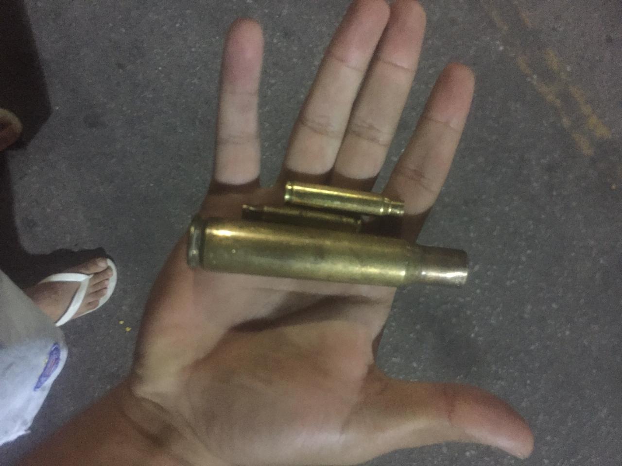 Bandidos estavam armados com fuzis e outras armas de grosso calibre. (Foto: Reproduo/Whatsapp)
