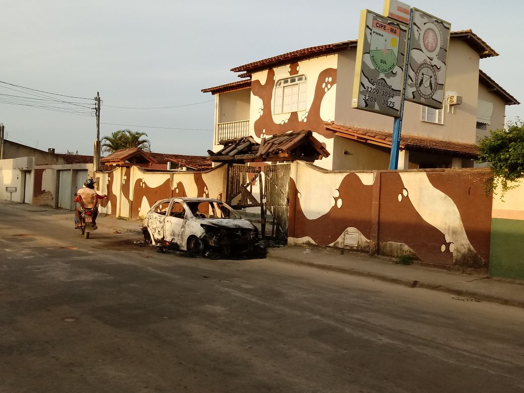 Criminosos colocaram fogo na frente da sede das polcias na cidade. (Foto: Reproduo/Whatsapp)