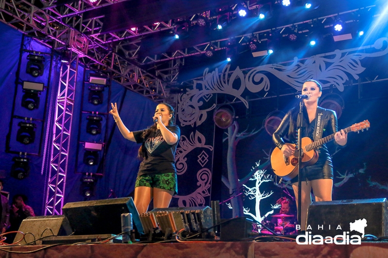 Maiara e Maraisa abriram a festa com muita música sertaneja. (Foto: Joziel Costa/BAHIA DIA A DIA)