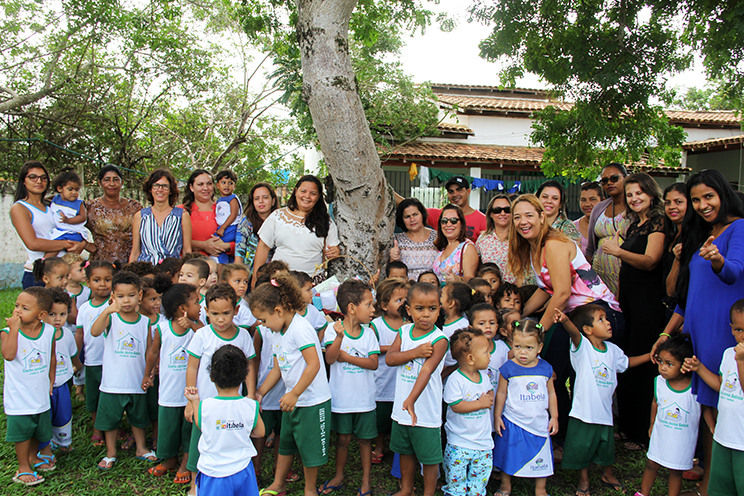Equipe da Secretaria de Educao doa lenis para creche Jovina Batista