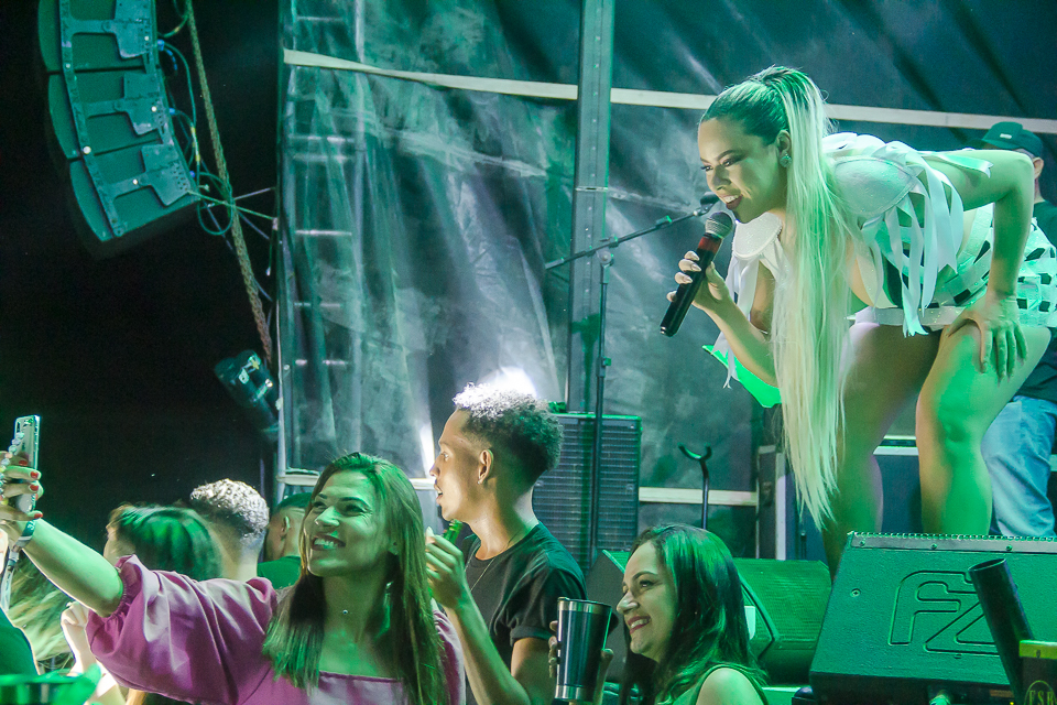  Com muito carisma e energia, Paula Damasceno agitou o pblico.(Foto: Joziel Costa/BAHIA DIA A DIA)