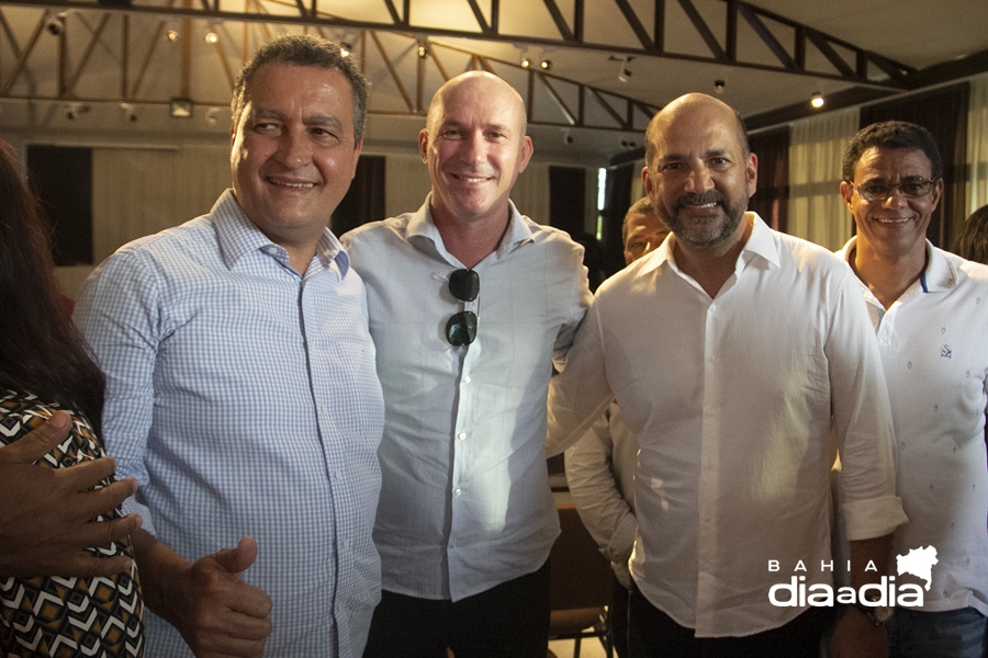 Governador Rui Costa, ao lado dos prefeitos de Itabela, Luciano Francisqueto e Robrio Oliveira, prefeito de Eunpolis. (Foto: Joziel Costa/BAHIA DIA A DIA)