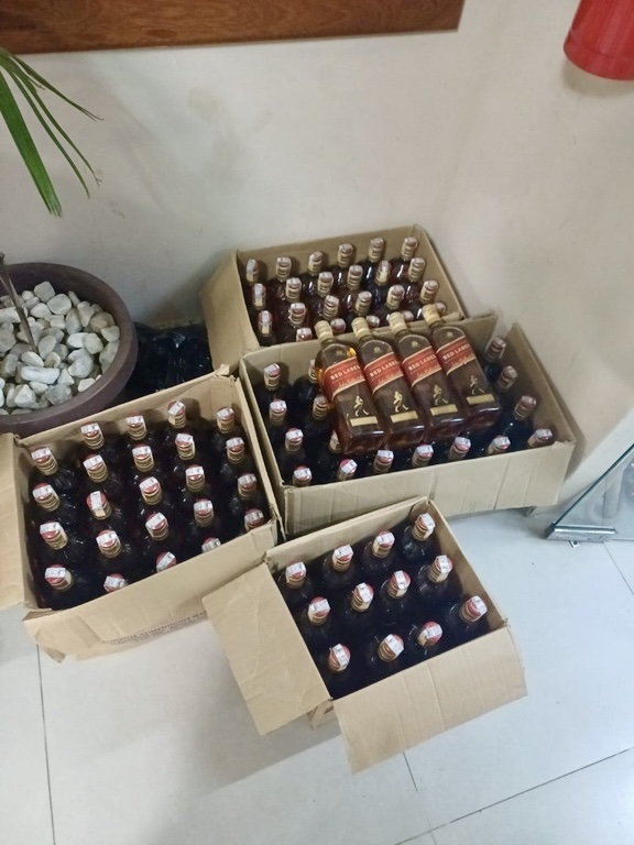 PRF apreende 90 garrafas de whisky com ind�cios de falsifica��o na BR-101 em Eun�polis