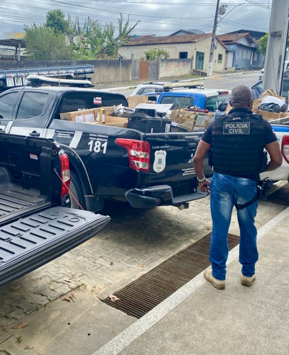 Pol�cia Civil incinera mais de 350 quilos de drogas e materiais ligados ao tr�fico em Eun�polis