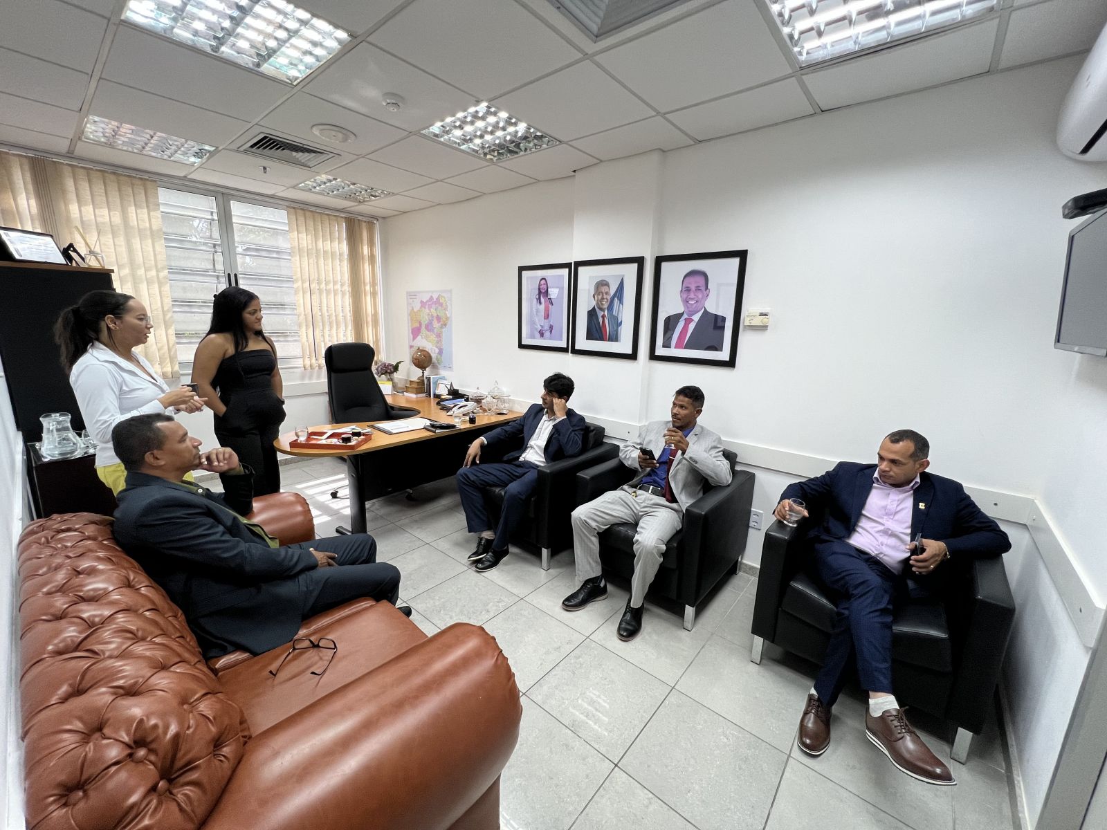 Vereadores de Itabela visitam gabinete da deputada Soane Galvo e protocolam solicitaes em Salvador. (Foto: Divulgao)