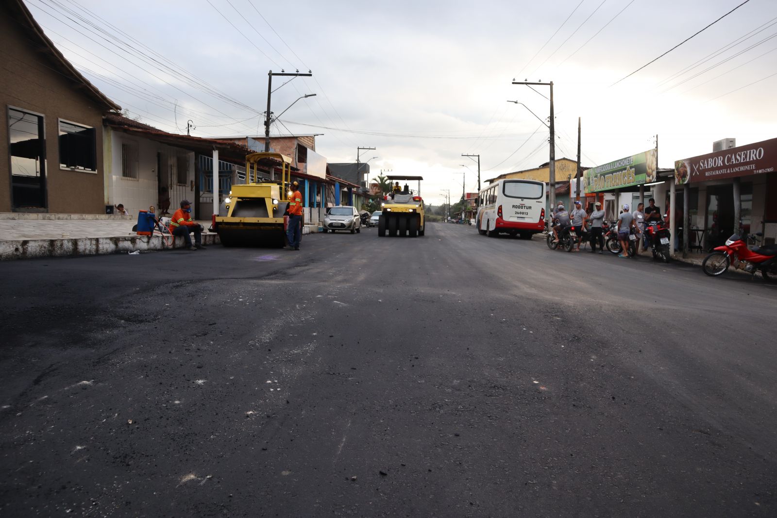 Prefeito Flauzino acompanha pavimentação asfáltica em Monte Pascoal e comemora realização de antigo sonho dos moradores. (Foto: Divulgalção) Prefeito Flauzino acompanha pavimentação asfáltica em Monte Pascoal e comemora realização de antigo sonho dos moradores. (Foto: Divulgalção)