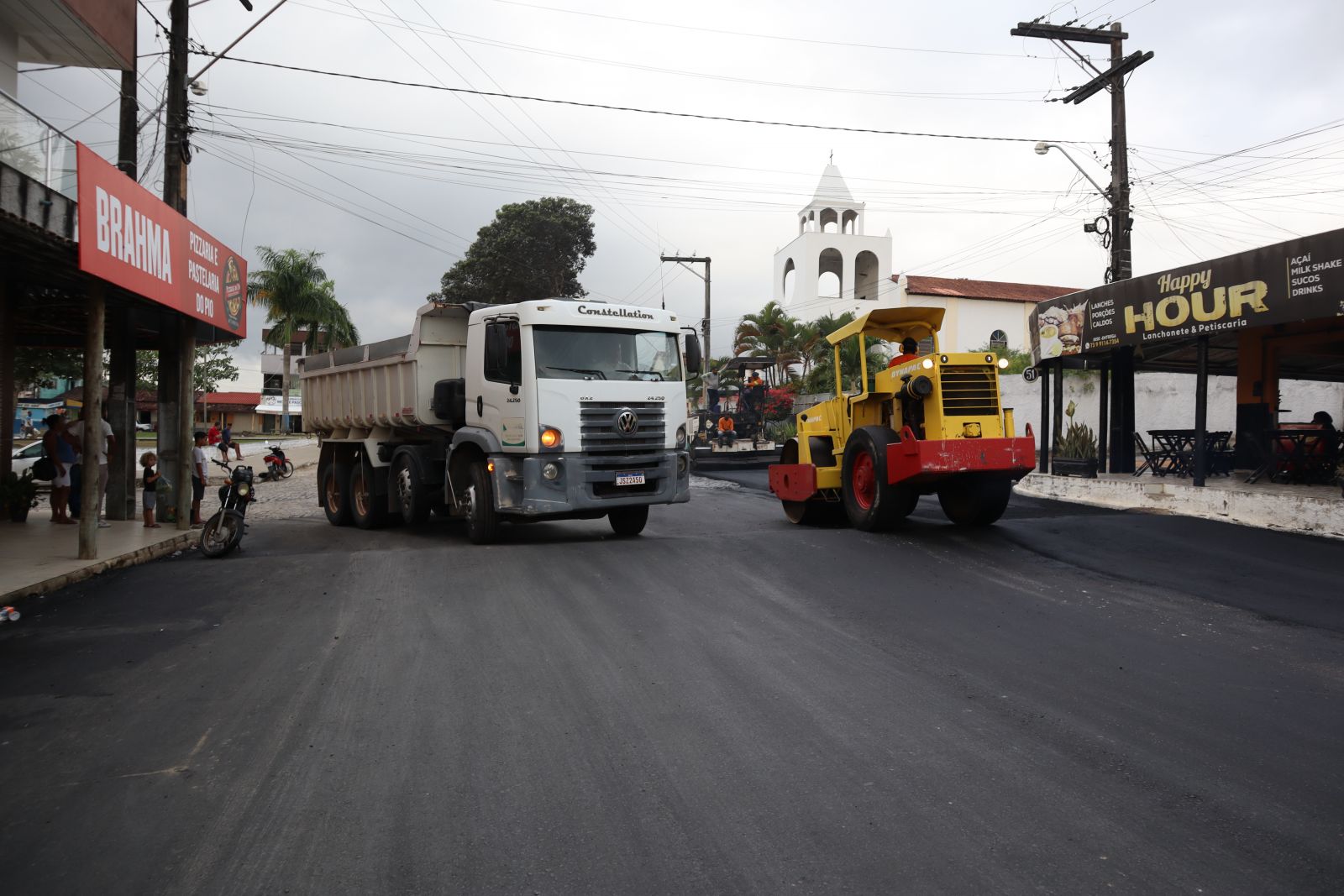 Prefeito Flauzino acompanha pavimentação asfáltica em Monte Pascoal e comemora realização de antigo sonho dos moradores. (Foto: Divulgação) Prefeito Flauzino acompanha pavimentação asfáltica em Monte Pascoal e comemora realização de antigo sonho dos moradores. (Foto: Divulgação)