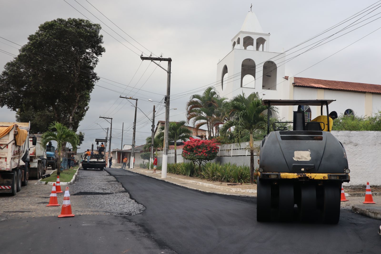 Prefeito Flauzino acompanha pavimentação asfáltica em Monte Pascoal e comemora realização de antigo sonho dos moradores. (Foto: Divulgalção) Prefeito Flauzino acompanha pavimentação asfáltica em Monte Pascoal e comemora realização de antigo sonho dos moradores. (Foto: Divulgalção)