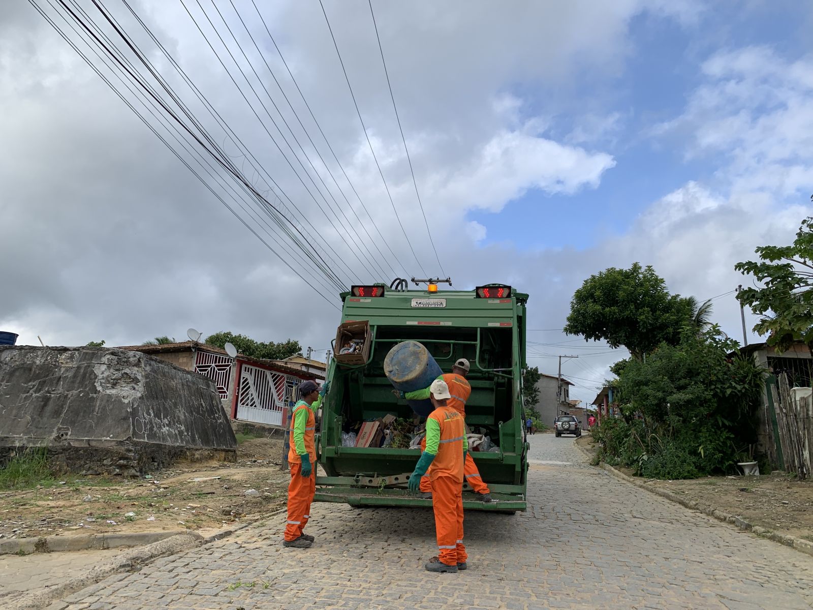 O caminho compactador ser destinado ao distrito quatro vezes por semana: segunda, quarta, sexta e sbado, sempre no perodo da manh. (Foto: Alex Gonalves/BAHIA DIA A DIA)