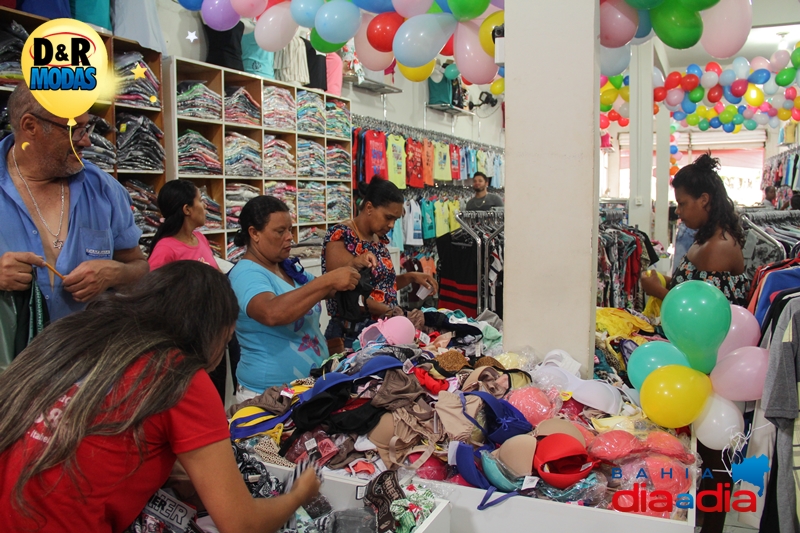 Clientes aproveitaram ocasio para adquirir produtos com 50% de desconto. (Foto: Joziel Costa/BAHIA DIA A DIA)