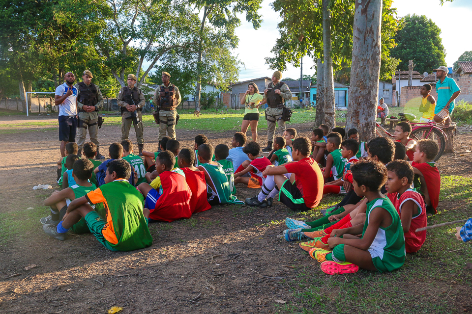 PM realiza entrega de bolas para jovens e crianas esportistas em Itabela. (Foto: Joziel Costa/BAHIA DIA A DIA)