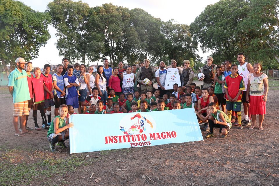 PM realiza entrega de bolas para jovens e crianas esportistas em Itabela. (Foto: Joziel Costa/BAHIA DIA A DIA)