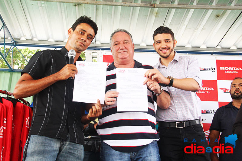 Presidente da AME, Maxuel Santos, Deputado Federal, Ronaldo Carletto e o Presidente do PP jovem da Bahia, Neto Carletto (Foto: Joziel Costa)