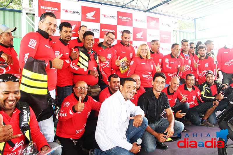 Mototaxistas de Eunpolis recebem camisas em evento da Brasmoto. (Foto: Joziel Costa)