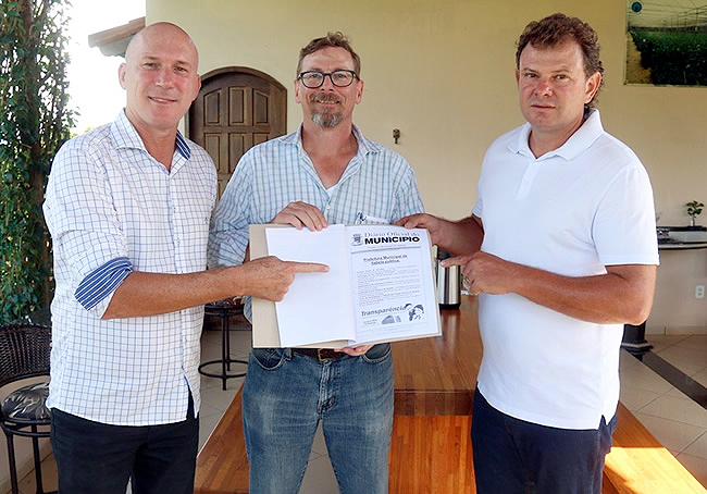 Mayor Luciano Francisqueto, next to the president of the mining company