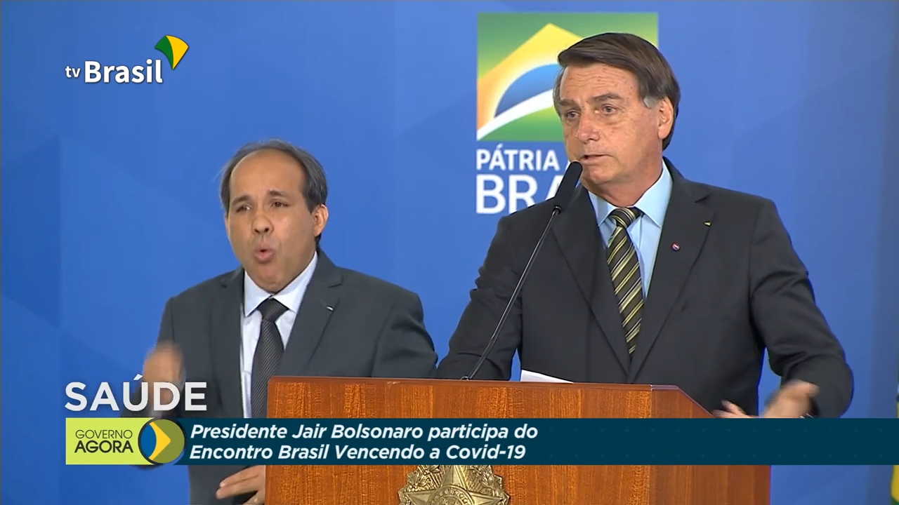 Defensor do uso da hidroxicloroquina desde o incio da epidemia, Bolsonaro revelou que ele mesmo usou o medicamento. 