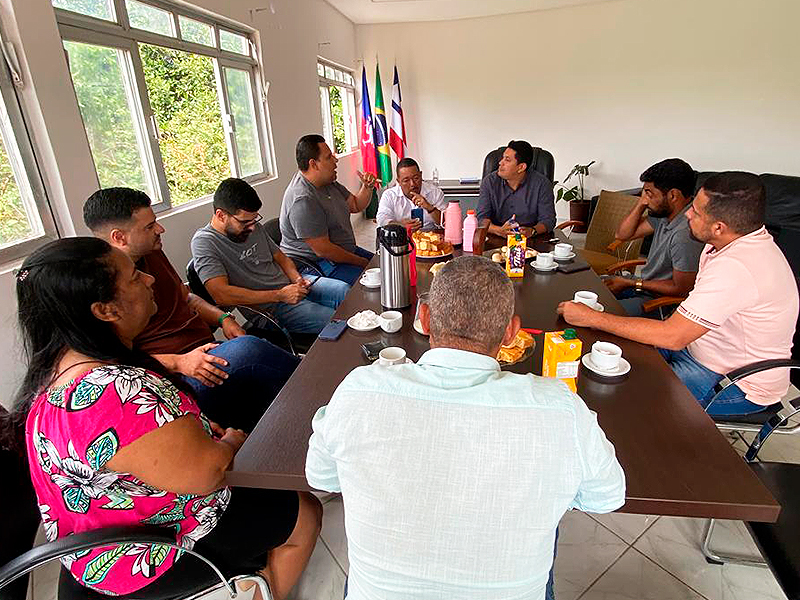 Prefeito Gandhi dialoga com vereadores sobre as demandas de Guaratinga. (Foto: Divulgao)
