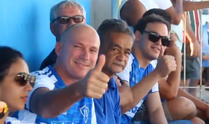 Prefeito de Itabela Luciano Francisqueto assistiu o jogo ao lado do vice-prefeito Gedalvo Matos e do deputado federal Uldurico Junior.