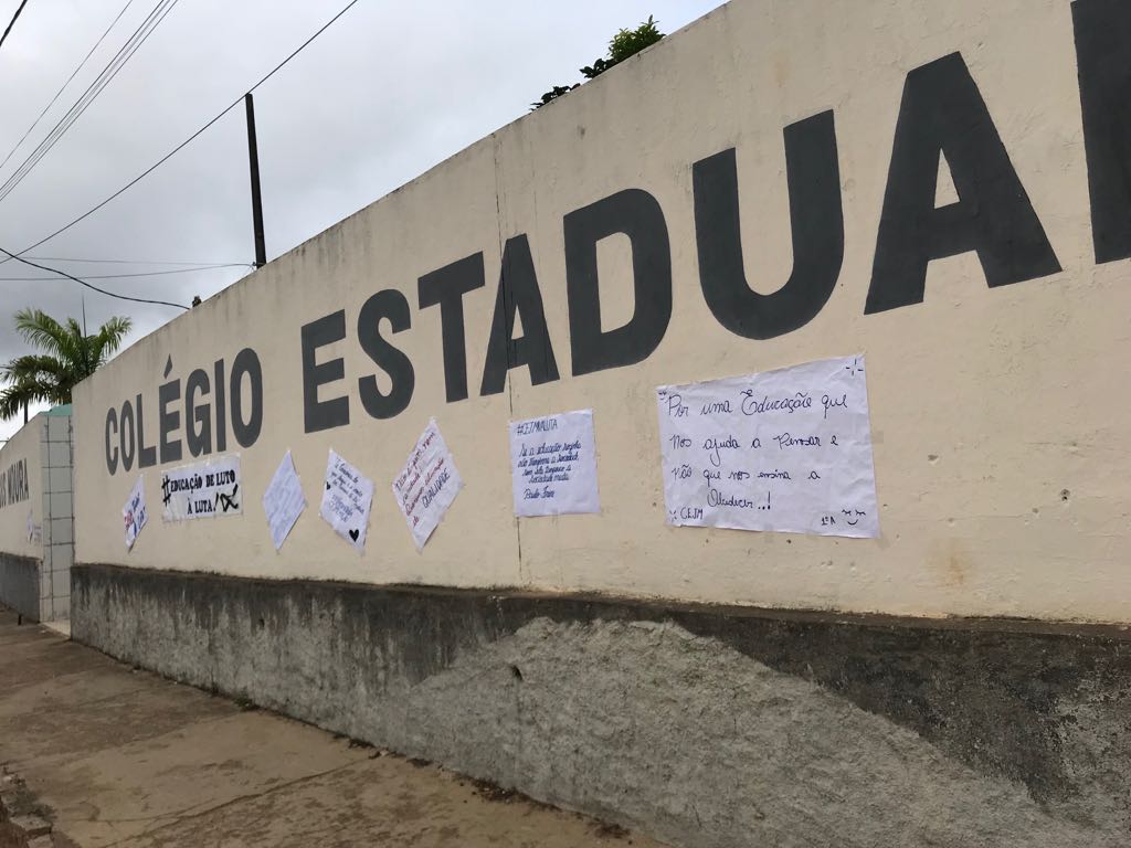 No final da manifestao, os alunos colaram os cartazes na frente da escola.  (Foto: Divulgao)