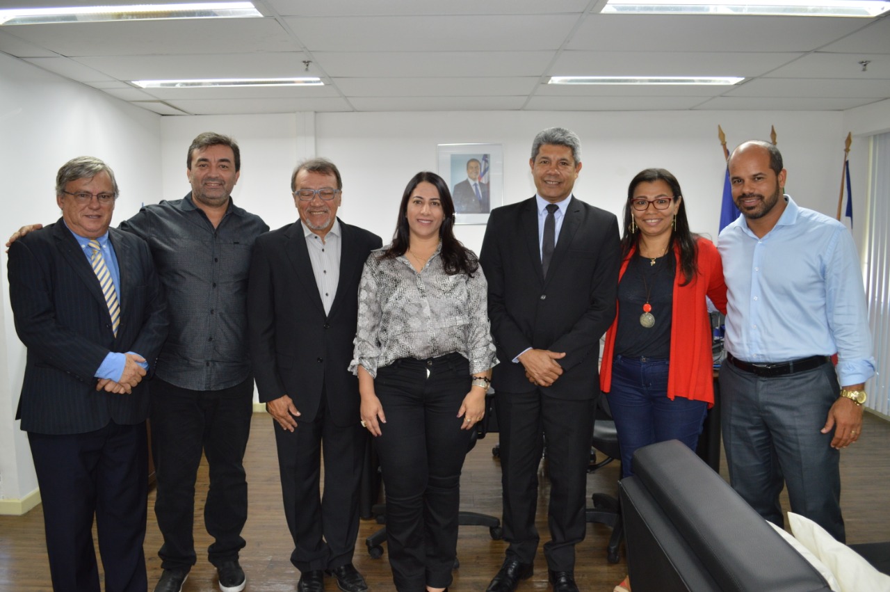 Prefeita Cl�udia Oliveira, destacou a import�ncia da reuni�o que coloca a gest�o municipal numa estreita rela��o com a UNEB. (Foto: Divulga��o)